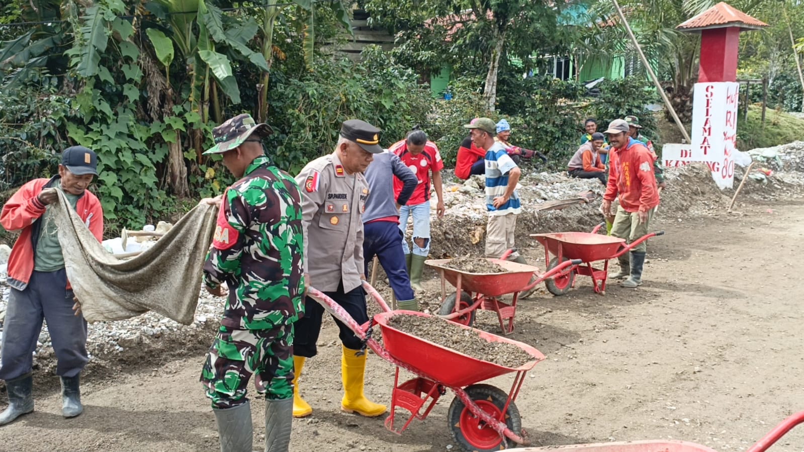 TNI–Polri Aceh Tengah Bersama Warga Jagong Jeget Gotong Royong Pulihkan Akses Jalan Pasca Bencana