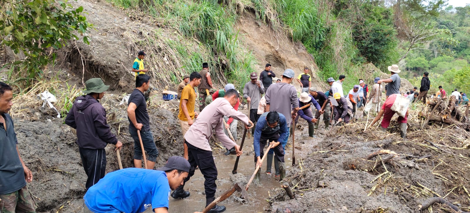 Polri Hadir Bersama Rakyat Gotong Royong Serentak dan Respons Cepat Pulihkan Akses Jalan Pascabencana di Aceh Tengah