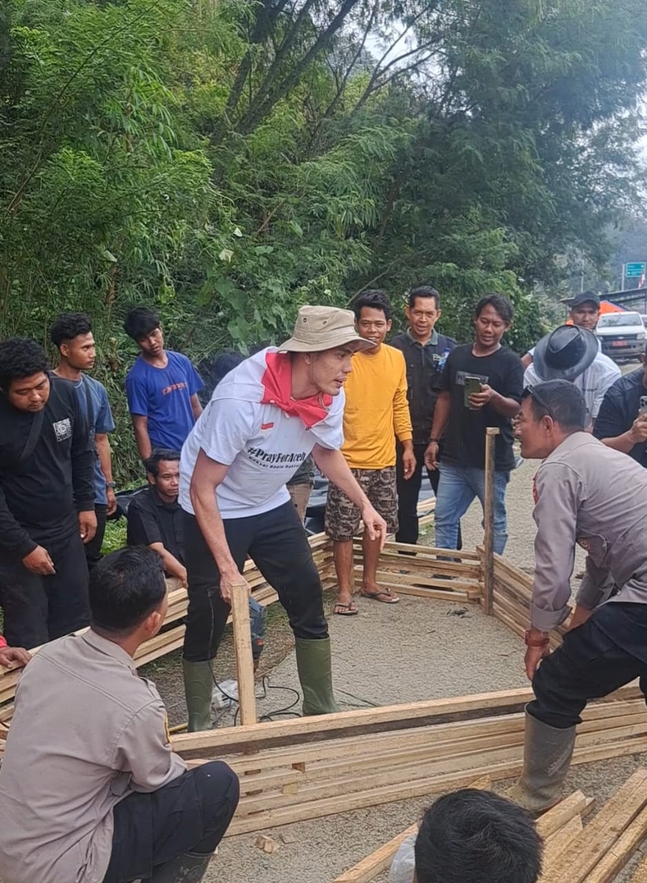 POLRI Hadir di Tengah Aksi Kemanusiaan, Bantu Pembangunan Tenda Darurat Korban Banjir dan Longsor di Aceh Tengah