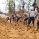 Respon Cepat Polri di Aceh Tengah Buka Akses Jalan Nasional Takengon–Blang Kejeren, Personel Bantu Seberangkan Warga