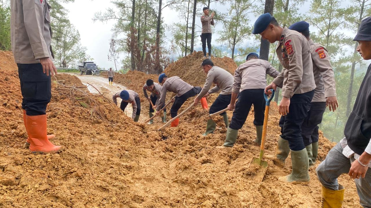 Respon Cepat Polri di Aceh Tengah Buka Akses Jalan Nasional Takengon–Blang Kejeren, Personel Bantu Seberangkan Warga