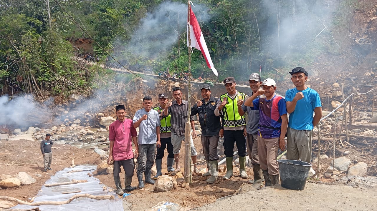 Akses Terputus Akibat Banjir, Masyarakat Pantan Sinaku Bangun Jalan Darurat