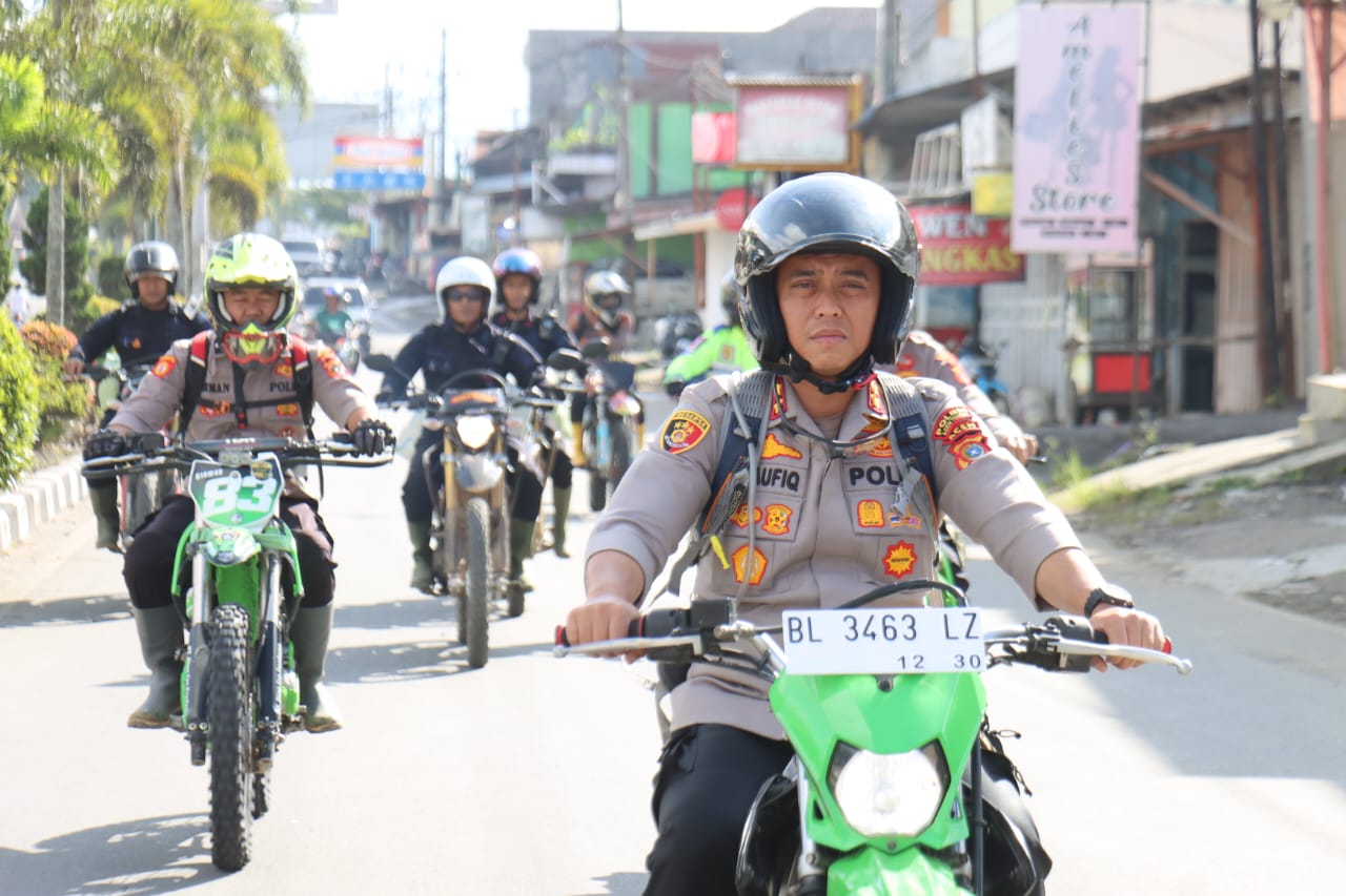 Kapolres Aceh Tengah Bersama BKO Brimob Distribusikan Logistik dan Sling ke Desa Terisolir di Kecamatan Linge