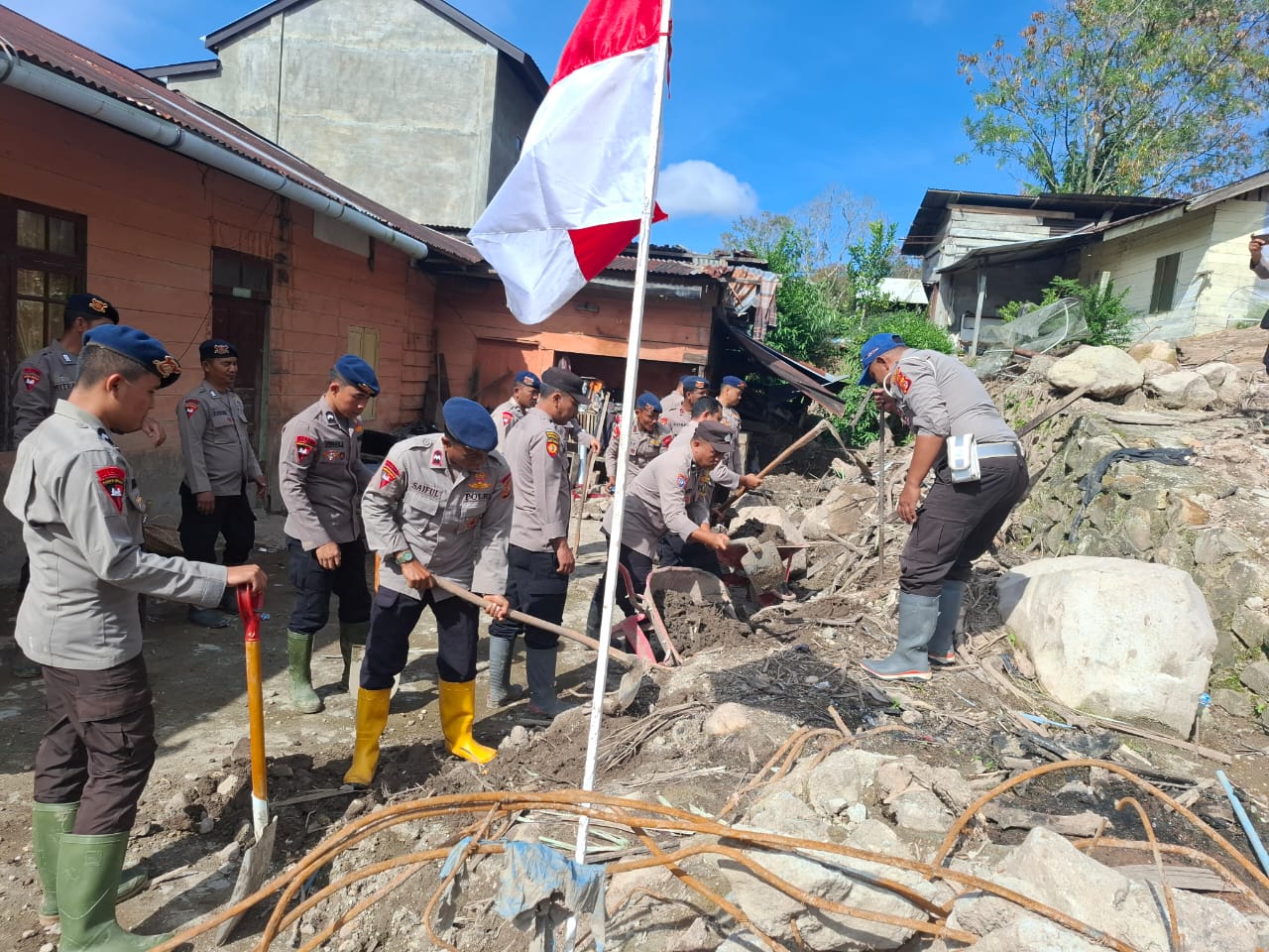Ratusan Personel Polri Pulihkan Puskesmas, Sekolah, Rumah Warga, hingga Bangun Jembatan Apung di Aceh Tengah