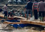 Sinergi TNI–Polri BKO Brimob dan Relawan, Bangun Jembatan Apung Penghubung Antar Desa di Aceh Tengah