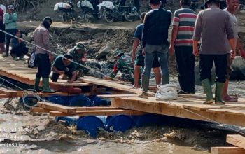 Polres Aceh Tengah Bersama BKO Brimob, TNI, dan Relawan Bangun Jembatan Apung Akses Ke Kampung Terisolir di Linge
