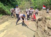Polri Hadir Jangkau Desa Terisolir, Gotong Royong Fokus Bersihkan Akses Jalan di Silih Nara Aceh Tengah