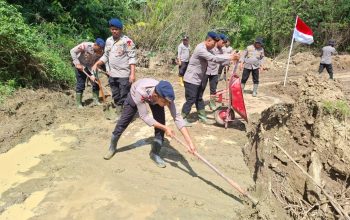 Polri Hadir Jangkau Desa Terisolir, Gotong Royong Fokus Bersihkan Akses Jalan di Silih Nara Aceh Tengah