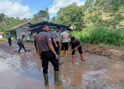 Brimob BKO Polda Aceh dan Polres Aceh Tengah Gerak Cepat Bersihkan Jalan Nasional Licin Pascabencana