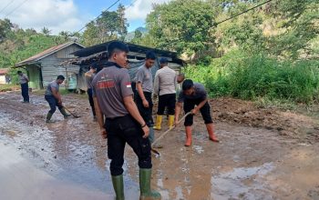 Brimob BKO Polda Aceh dan Polres Aceh Tengah Gerak Cepat Bersihkan Jalan Nasional Licin Pascabencana