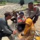 Brimob Polda Aceh Pasang Seling Penyeberangan di Kampung Bah, Balita Digendong Demi Keselamatan Warga