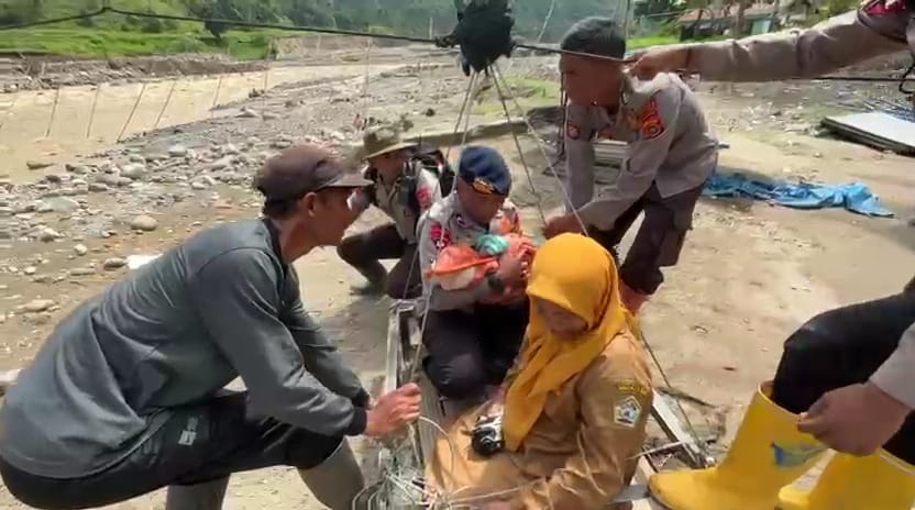 Brimob Polda Aceh Pasang Seling Penyeberangan di Kampung Bah, Balita Digendong Demi Keselamatan Warga