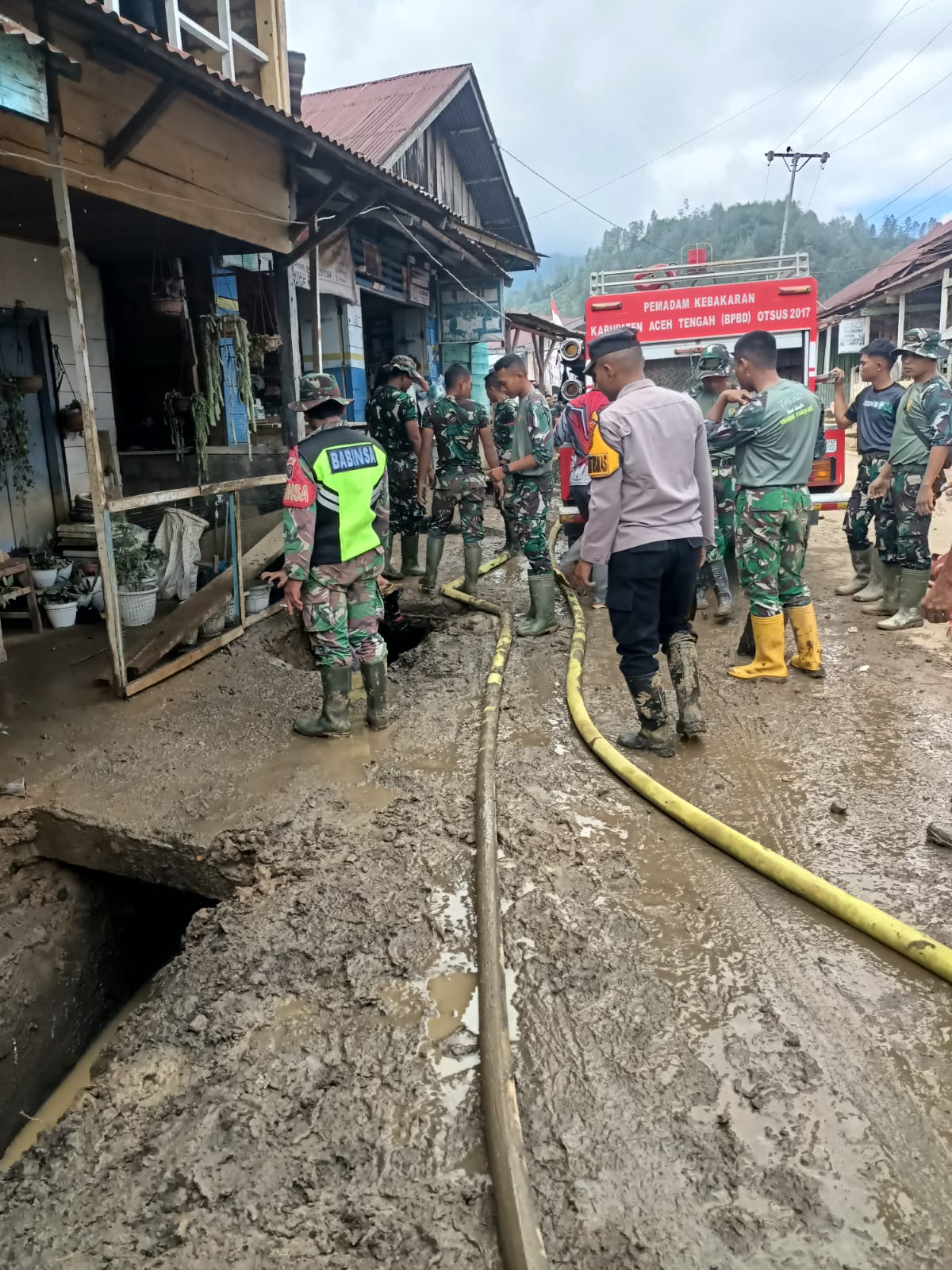Sinergi TNI–Polri Bersihkan Rumah Warga Kecamatan Bintang Aceh Tengah Pasca Banjir dan Longsor