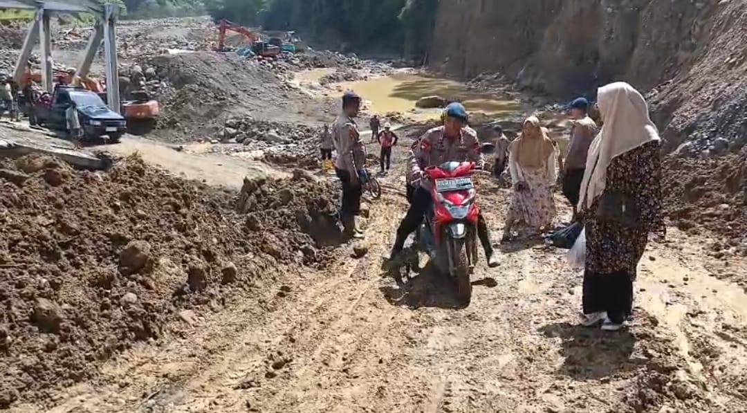 Polsek Silih Nara dan BKO Brimob Gotong Royong Pulihkan Akses Jalan Utama Angkup–Pameu Aceh Tengah