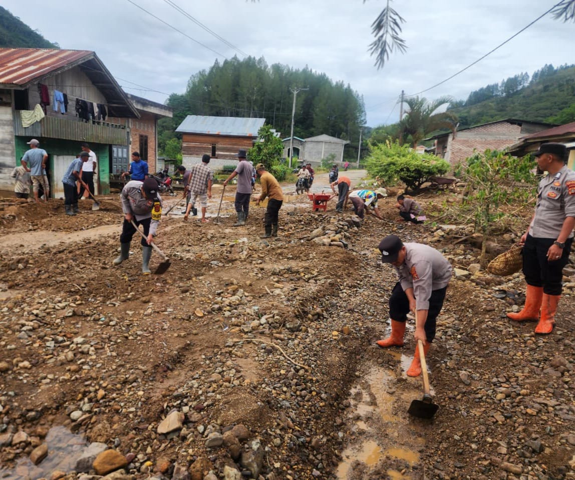 Polri Hadir Tanpa Jeda, Polsek Pegasing Gotong Royong Pulihkan Akses Jalan Pasca Bencana