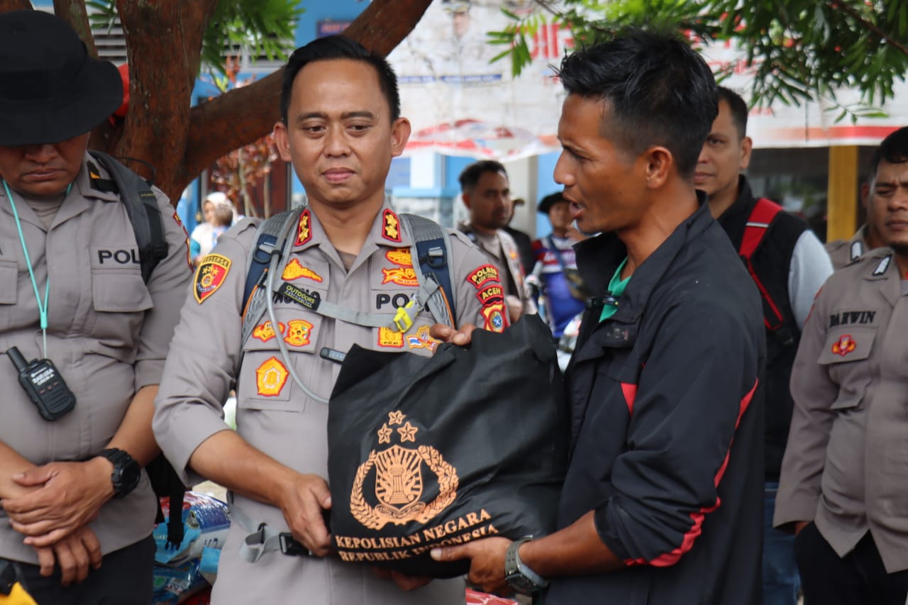 Kepedulian Tanpa Batas, Kapolres Aceh Tengah Jangkau Desa Terisolir dengan Trail, Salurkan Bantuan dan Gelar Bhakti Kesehatan bagi Pengungsi Bintang Pepara