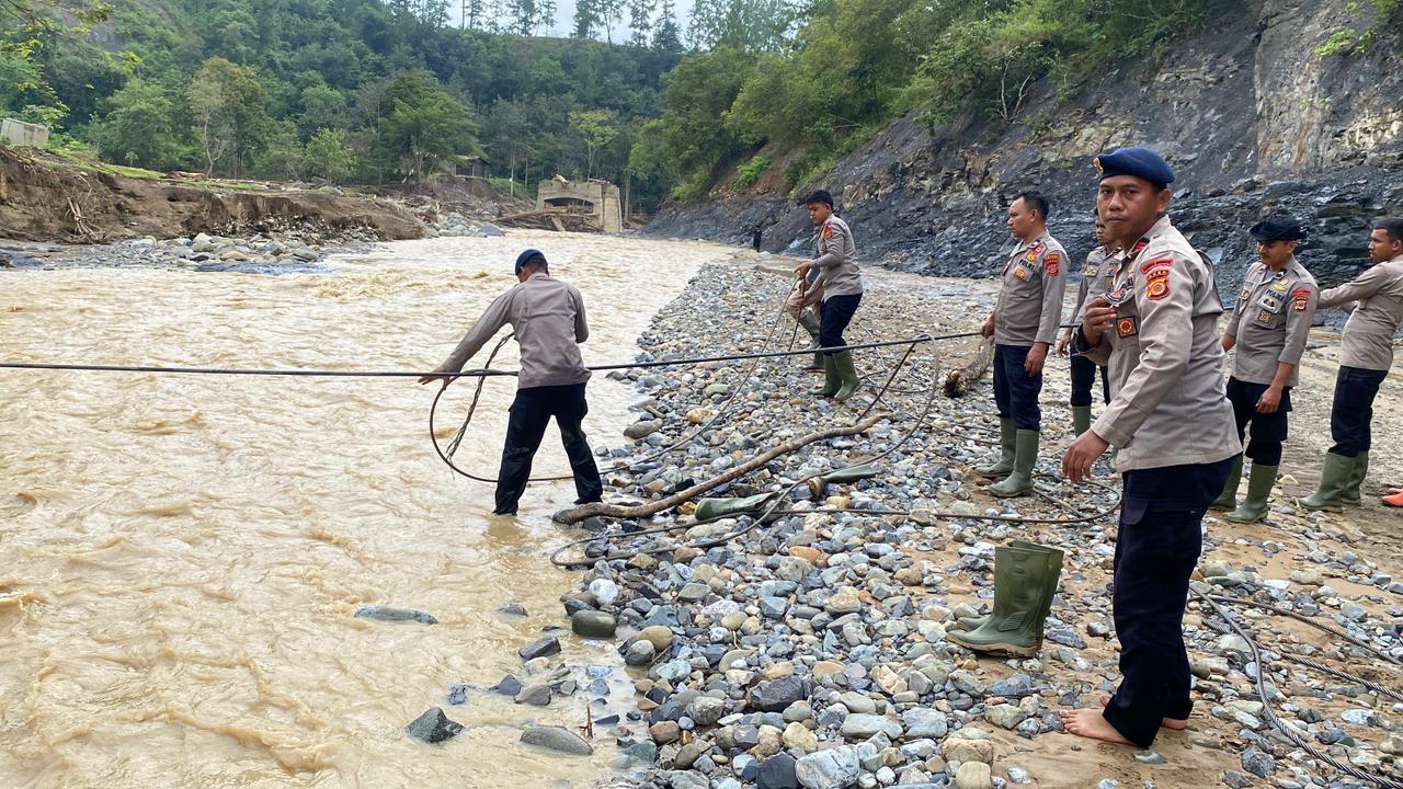 Pasca Banjir dan Tanah Longsor, Polsek Linge dan Brimob Polda Aceh Dirikan Jembatan Sling Demi Aktivitas Warga Penarun