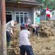 Pantang Menyerah Sebelum Bersih, Polsek Silih Nara dan Brimob Polda Aceh Lanjutkan Gotong Royong Bersihkan Rumah Warga Terdampak Bencana