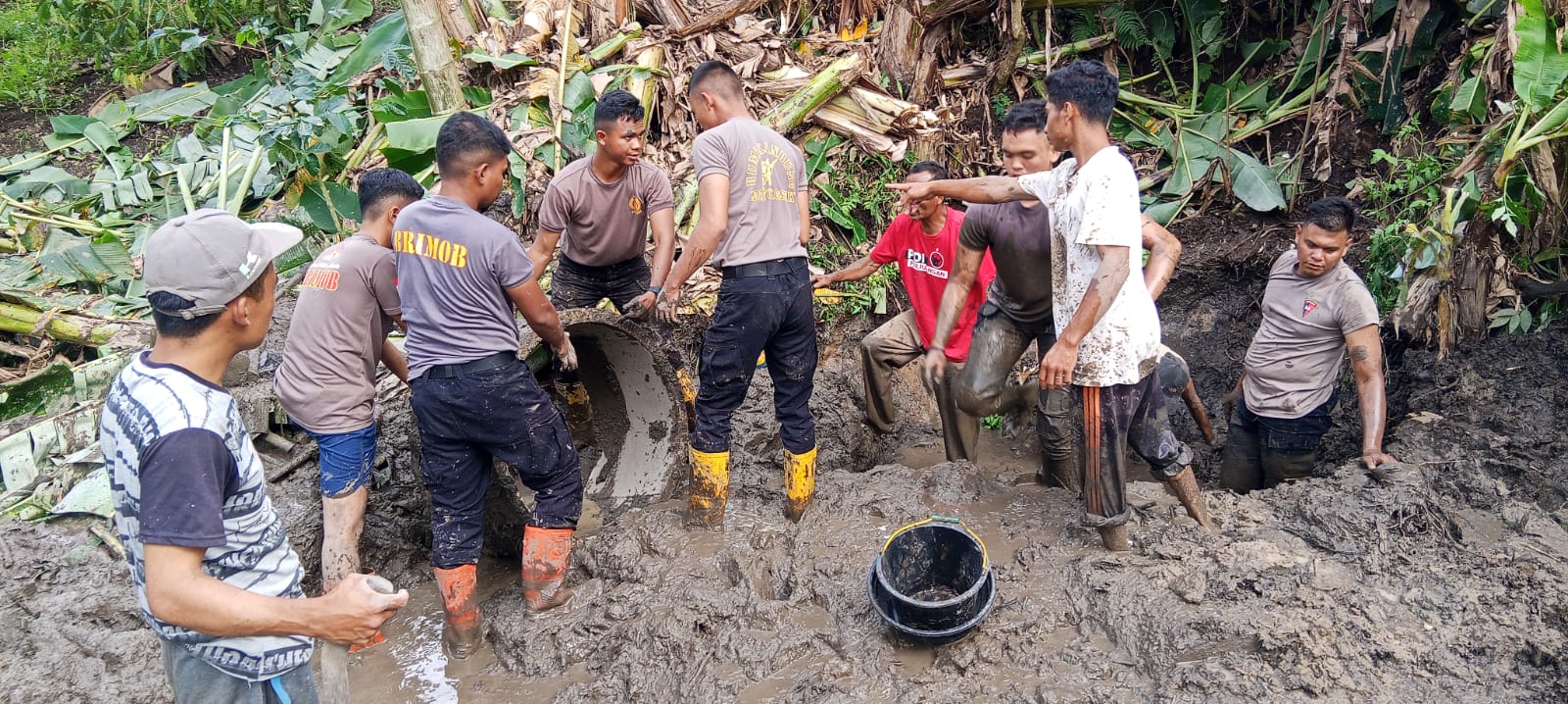 Polsek Ketol Bersama Brimob Polda Aceh Gotong Royong Bangun Sumur Air Bersih di Kampung Reje Wali Aceh Tengah