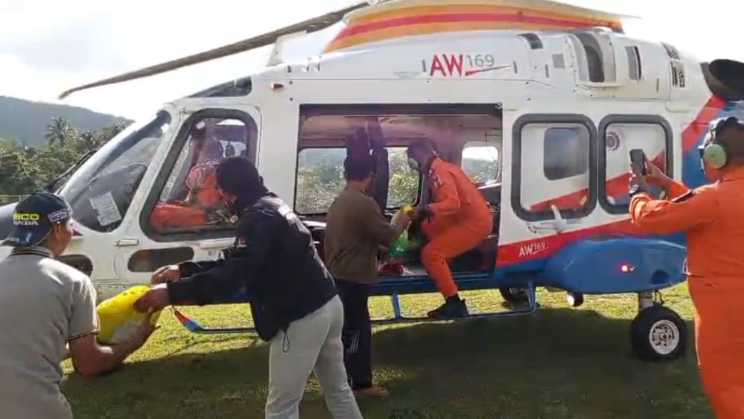 Helikopter Polri AW169 Mendarat di Dua Desa Kecamatan Bintang, Salurkan Bantuan bagi Warga Terisolir