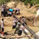 POLRI Bersama TNI Lanjutkan Gotong Royong Bangun Jembatan Darurat Akses Utama Kampung Umang Kecamatan Linge