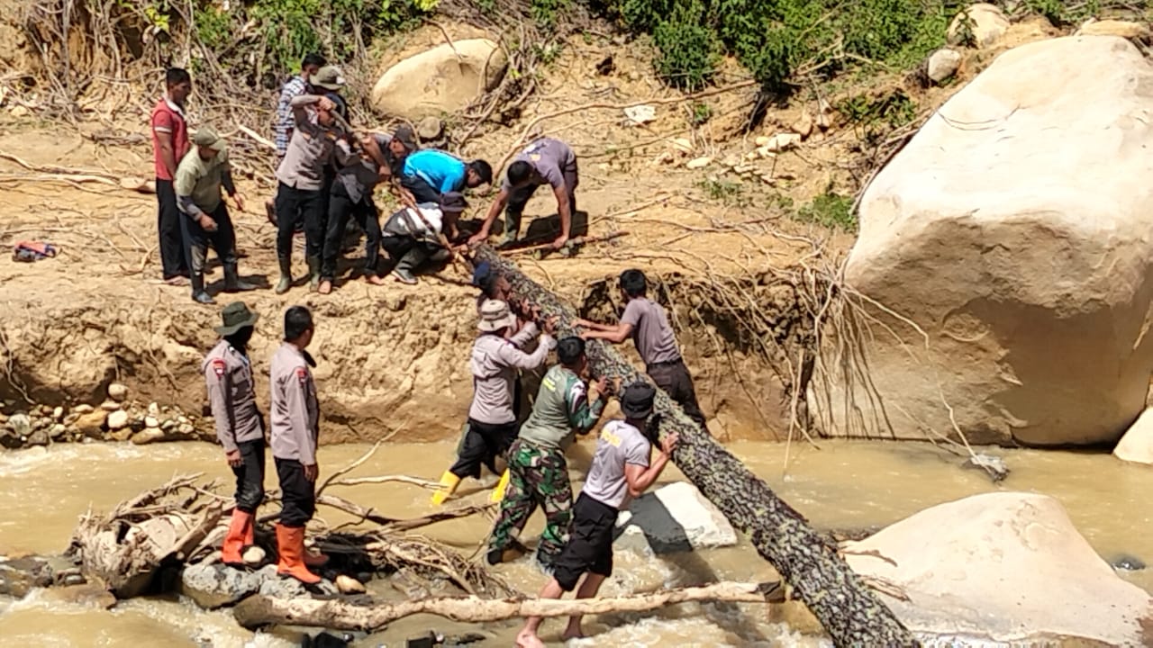 POLRI Bersama TNI Lanjutkan Gotong Royong Bangun Jembatan Darurat Akses Utama Kampung Umang Kecamatan Linge
