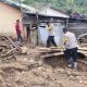 Polsek Lut Tawar Gotong Royong Bantu Bersihkan Rumah Warga Terdampak Bencana di Pedemun