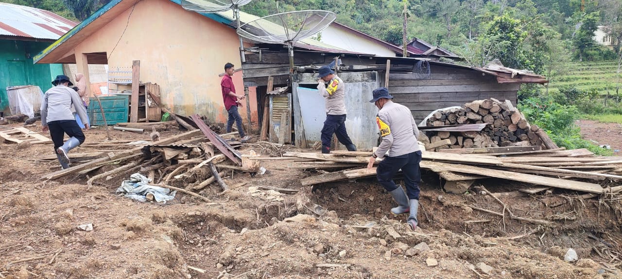 Polsek Lut Tawar Gotong Royong Bantu Bersihkan Rumah Warga Terdampak Bencana di Pedemun