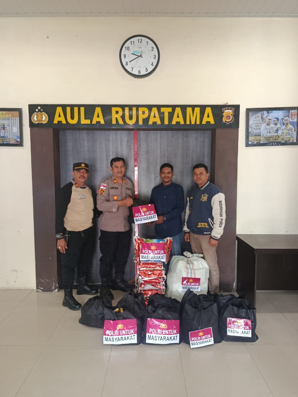 Polres Aceh Tengah Distribusikan Bantuan Pangan dan Pakaian untuk Warga Terisolir Kampung Jamat