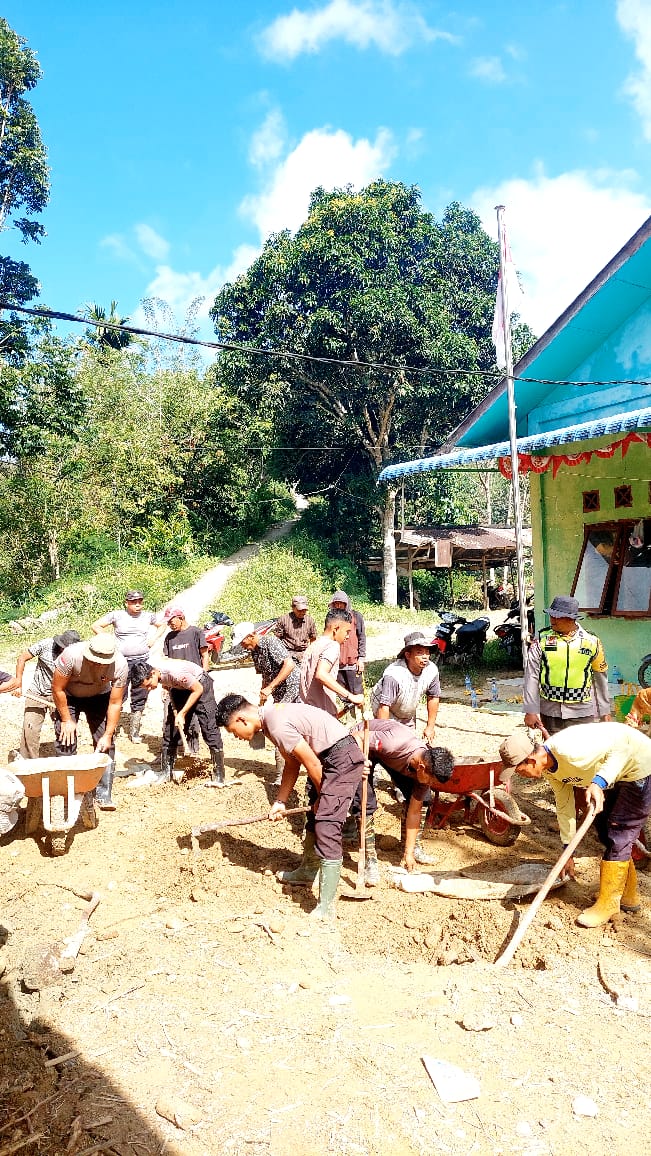Polres Aceh Tengah dan BKO Brimob Bantu Pulihkan Empat Fasilitas Umum dan Satu Rumah Warga di Sejumlah Titik di Aceh Tengah