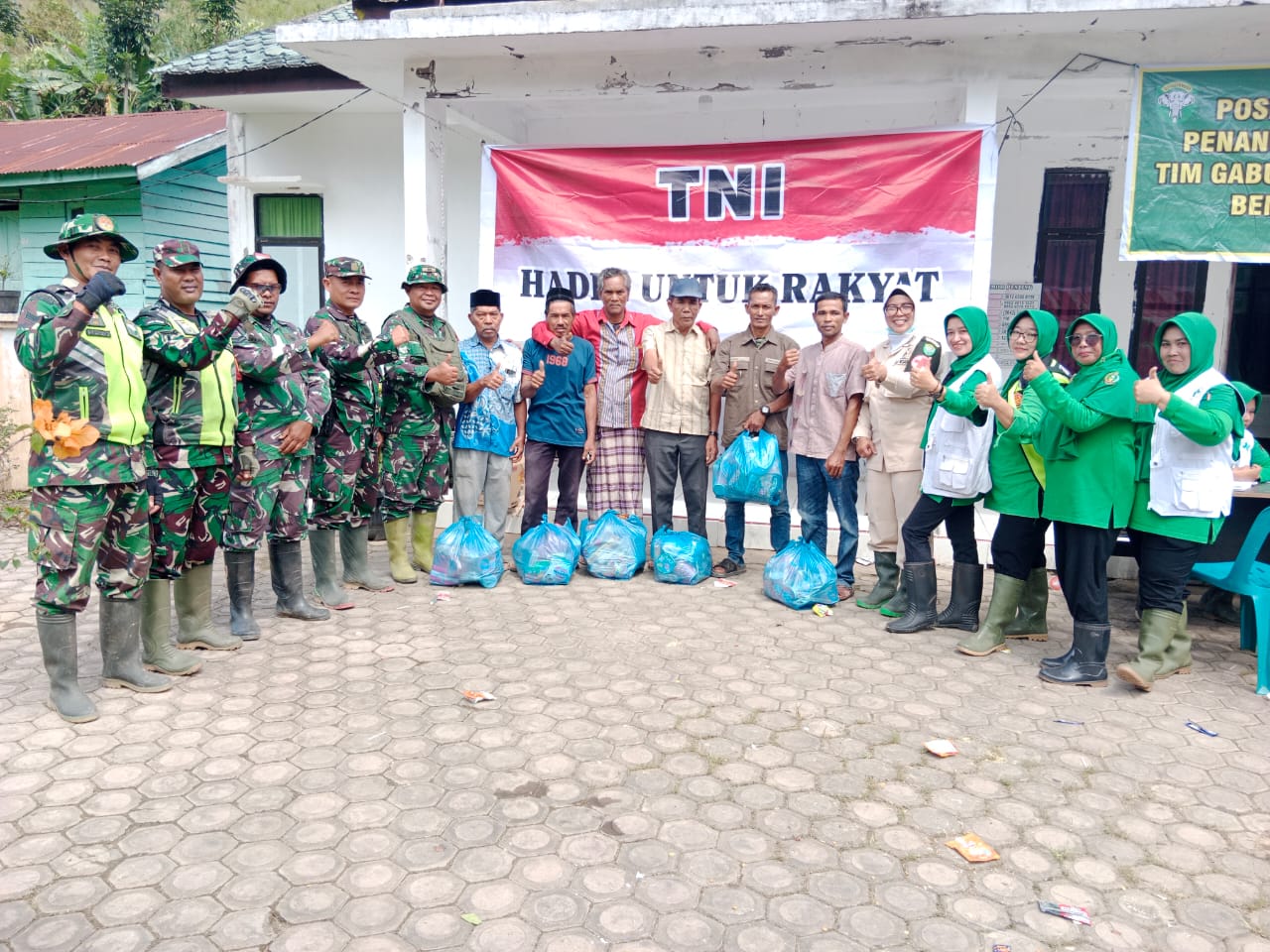 Kunjungi Daerah Terdampak Bencana, Koramil 01/Bandar Dan Persit KCK Kembalikan Senyum Dan Semangat Warga