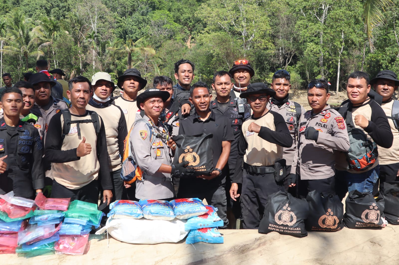Menembus Kampung Terpencil, Kapolres Aceh Tengah Hadirkan Senyum bagi Warga Terdampak di Kemukiman Wih Dusun Jamat