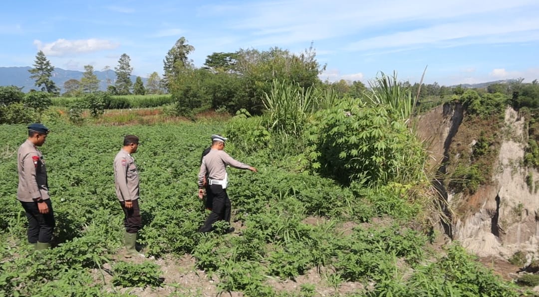 Kasat Lantas Polres Aceh Tengah Tinjau Lokasi Tanah Longsor Jalan Blang Mancung–Simpang Balek, Arus Lalu Lintas Masih Aman Dilalui