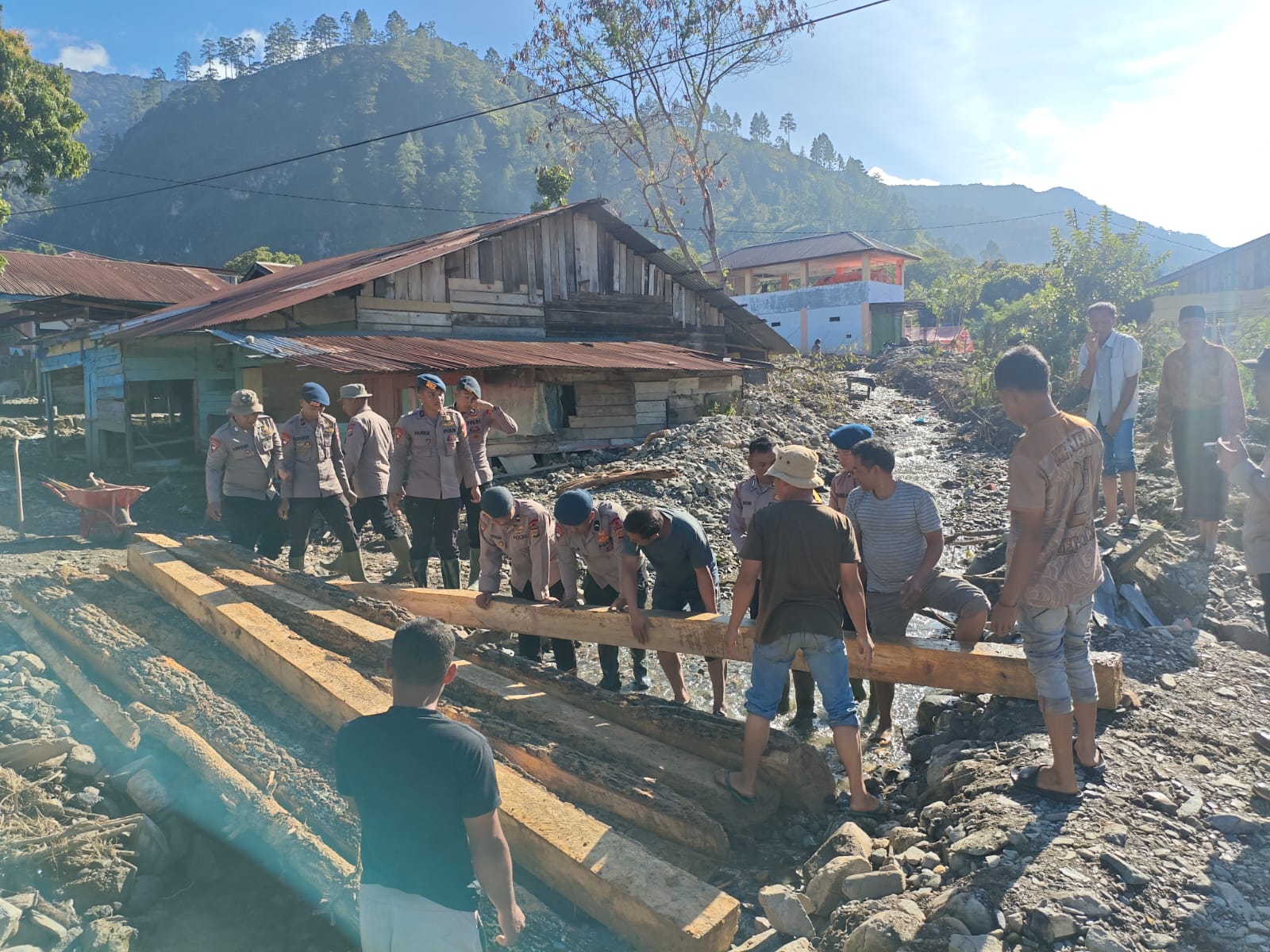 Tangan Bersatu Bangun Harapan, Polsek Bintang, Brimob, dan Masyarakat Dirikan Jembatan Darurat di Gele Pulo