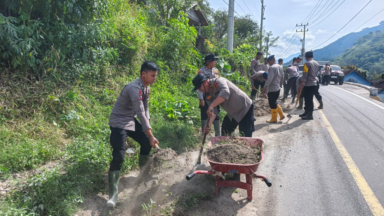 Polsek Silih Nara Bersama Brimob Polda Aceh dan Warga Lanjutkan Gotong Royong Pasca Longsor