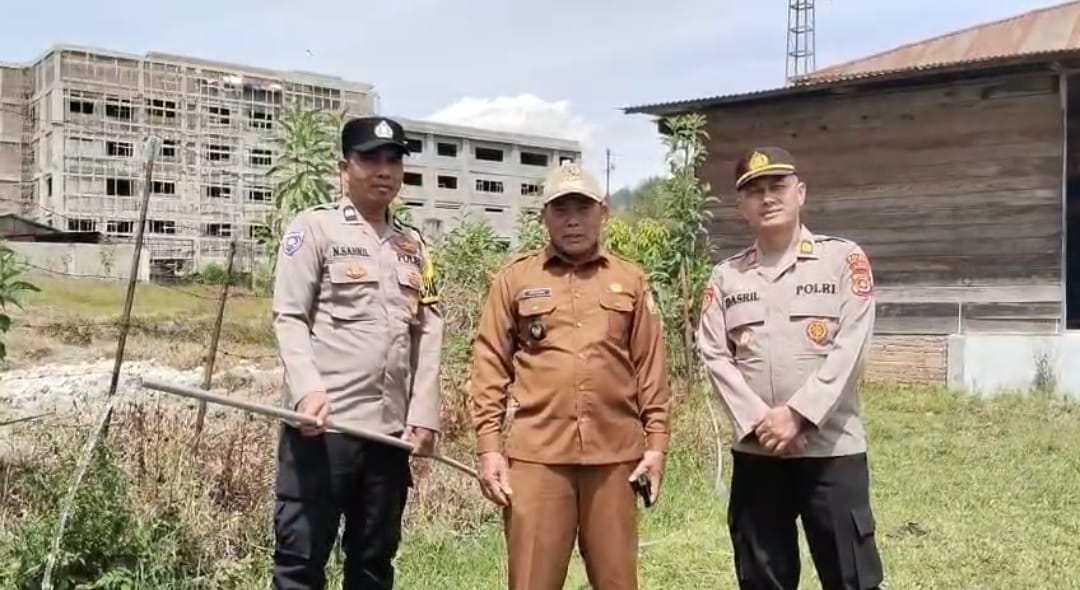 Kapolsek Bebesen Distribusikan dan Pasang Pompa Air Bantuan Polri di Kampung Mongal
