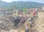 Polsek Silih Nara Bersama Brimob Polda Aceh Lanjutkan Pembersihan Akses Jalan dan Gorong-Gorong Pasca Bencana