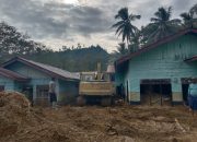 Polsek Linge Bersama Brimob dan Warga Gotong Royong Bersihkan Permukiman Pasca Banjir