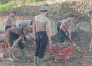 Polres Aceh Tengah dan Brimob Polda Aceh Gotong Royong Bersihkan Fasilitas Umum Pertashop
