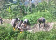 Polsek Silih Nara dan Brimob Polda Aceh Lanjutkan Gotong Royong Bersihkan Akses Jalan Pasca Bencana