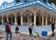 Jaga Kebersihan Rumah Ibadah, Polsek Silih Nara Gotong Royong Bersama Warga di Masjid
