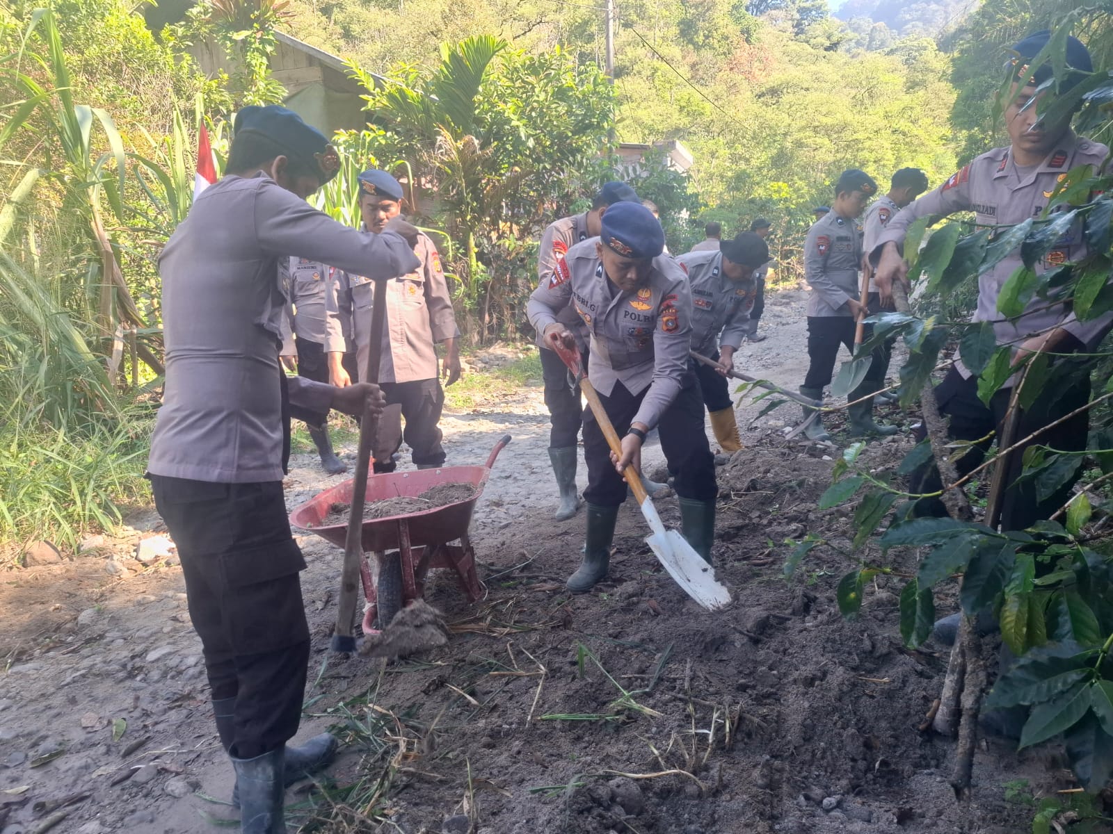 Meski Libur Akhir Pekan, Polres Aceh Tengah dan Brimob Polda Aceh Tetap Mengabdi Bantu Masyarakat Pascabencana