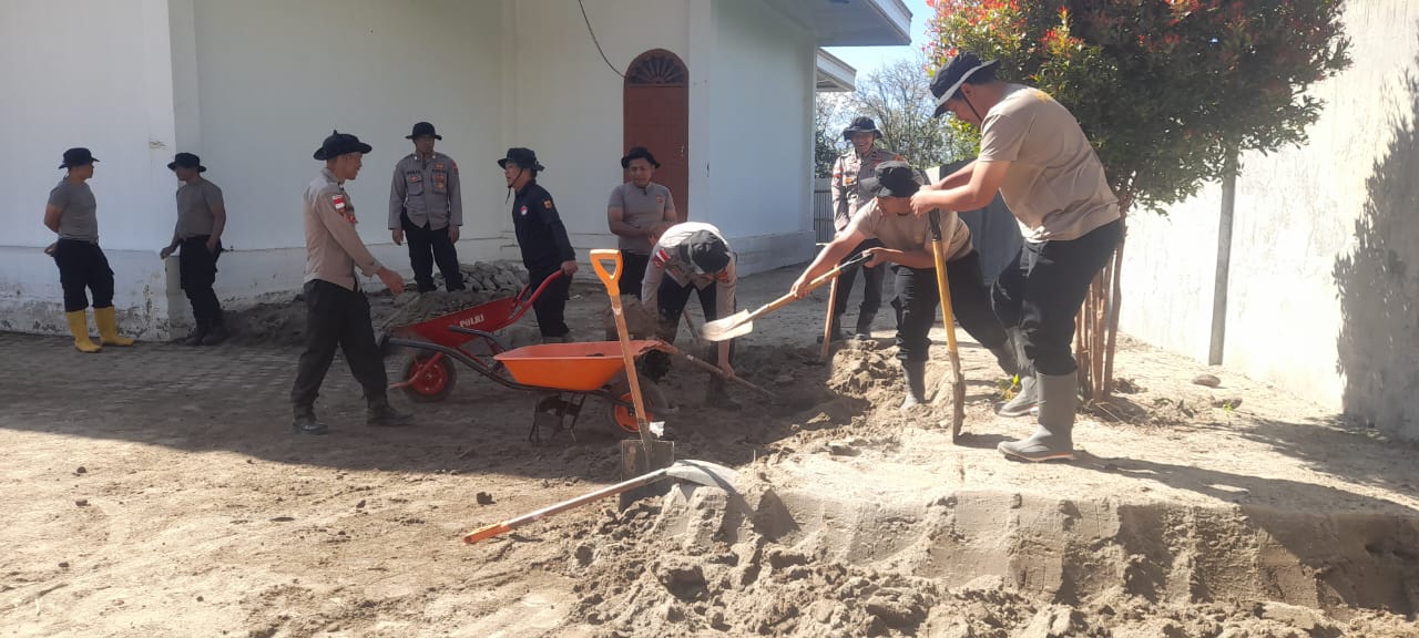 Polres Bener Meriah Gelar Bakti Sosial di Masjid Syuhada, Bersihkan Sisa Longsor Pasca Banjir Bandang