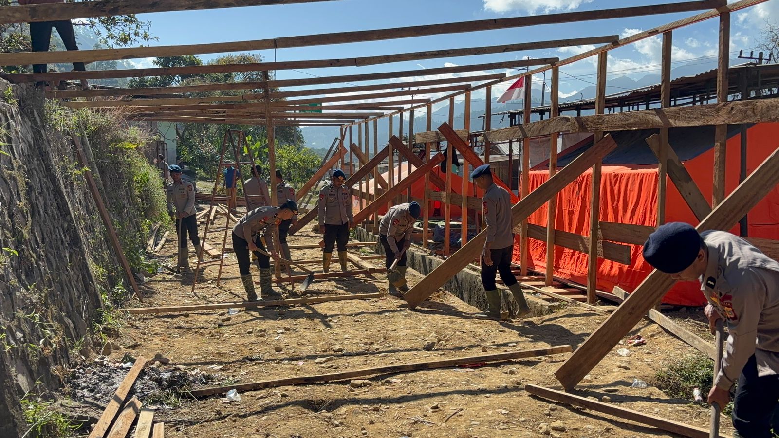 Polsek Bintang Bersama Brimob Polda Aceh Gotong Royong Bangun Rumah Sementara Pascabencana