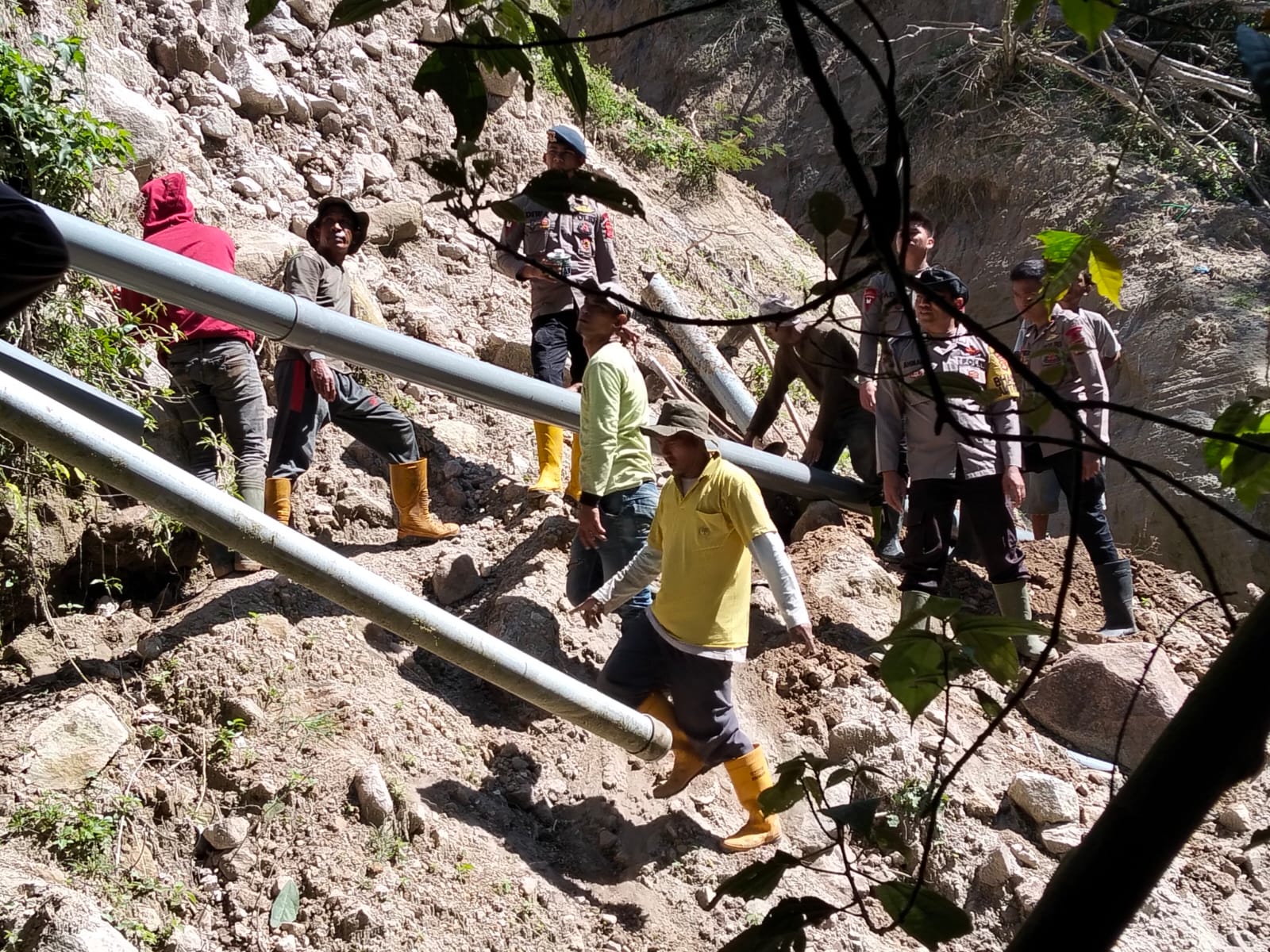 Polsek Ketol Bersama Brimob Gotong Royong Perbaiki Pipa Air Rusak Akibat Longsor