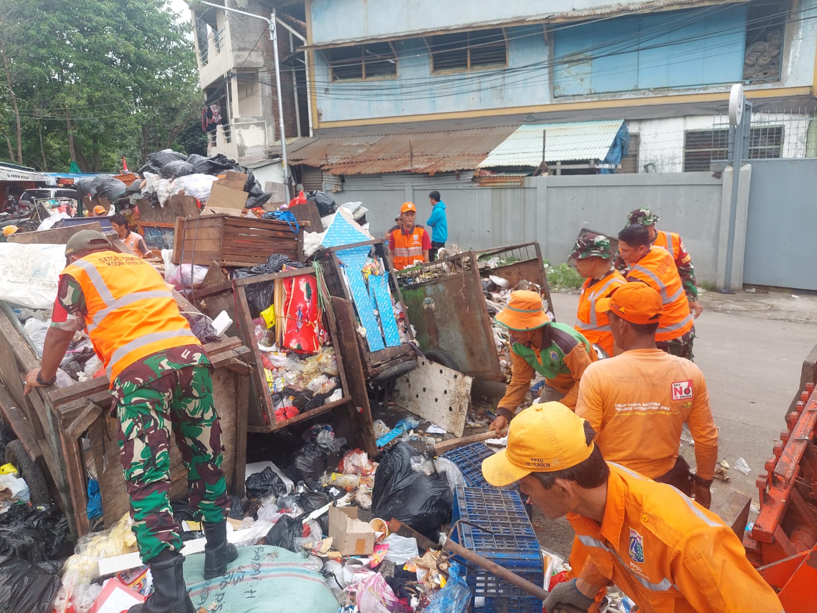 Satgas Sampah Kodim 0502/JU Bergerak Cepat Tangani Darurat Sampah Di Wilayah Jakarta Utara Dan Kepulauan Seribu