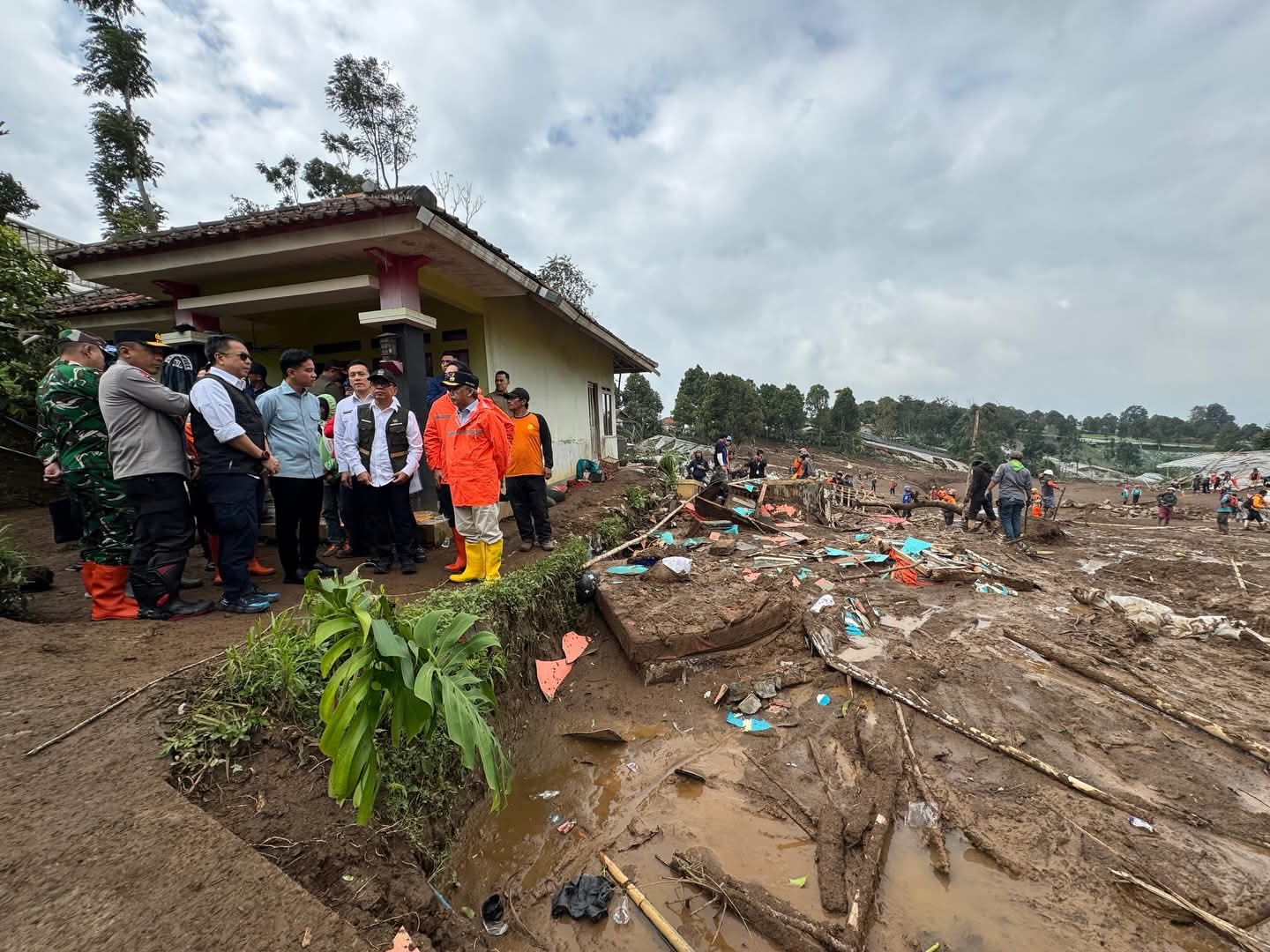 Tinjau Lokasi Banjir Bandang dan Longsor di Bandung Barat, Wapres Pastikan Penanganan Cepat
