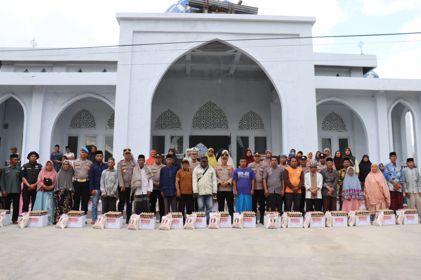 Polres Aceh Tengah Salurkan Bantuan kepada 40 Warga Kampung Mongal dan Personel Terdampak Kebakaran