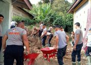 Personel Polres Aceh Tengah dan BKO Brimob Gotong Royong Bersihkan Fasilitas Umum di Dua Kecamatan Personel Polres Aceh Tengah dan BKO Brimob Gotong Royong Bersihkan Fasilitas Umum di Dua Kecamatan