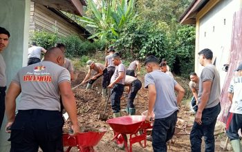 Personel Polres Aceh Tengah dan BKO Brimob Gotong Royong Bersihkan Fasilitas Umum di Dua Kecamatan Personel Polres Aceh Tengah dan BKO Brimob Gotong Royong Bersihkan Fasilitas Umum di Dua Kecamatan